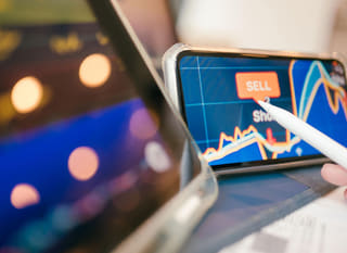 Multimarkthandelaar die Bitcoin, Ethereum en forex-opties analyseert